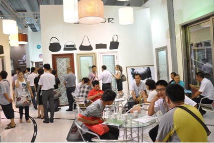 第十四屆廣州建博會：新標(biāo)家居“波普之風(fēng)”大受追捧(圖1)