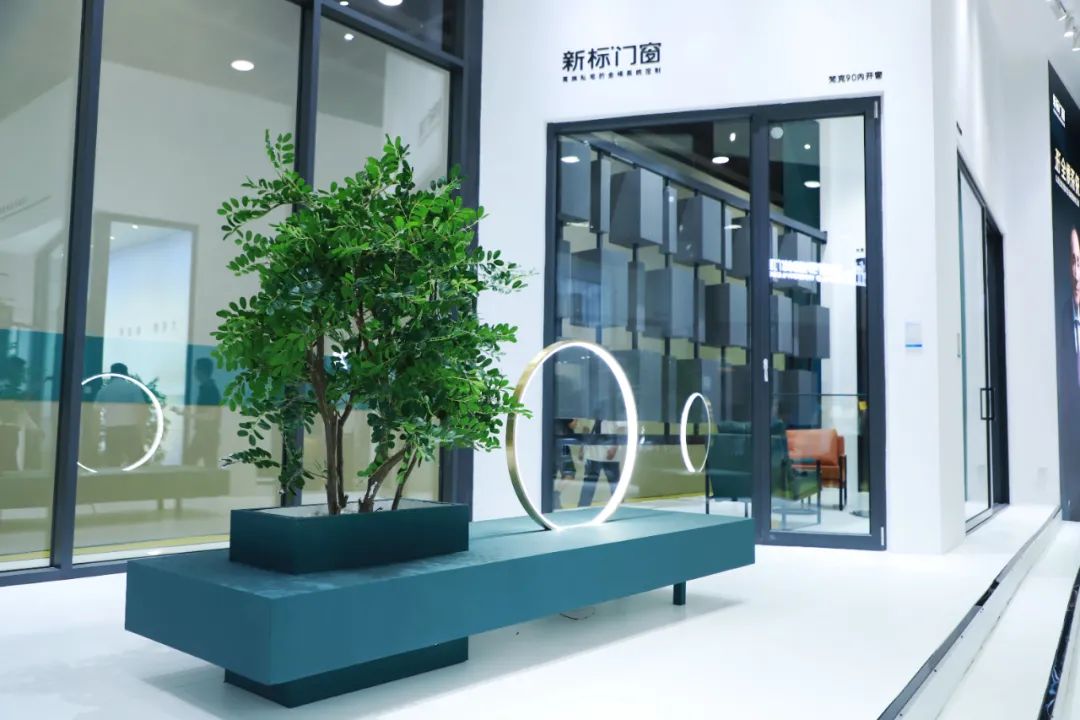 現(xiàn)場(chǎng)直擊 | 新標(biāo)門(mén)窗閃耀亮相廣州定制家居展，首日盛況盡顯標(biāo)桿風(fēng)范！(圖6)