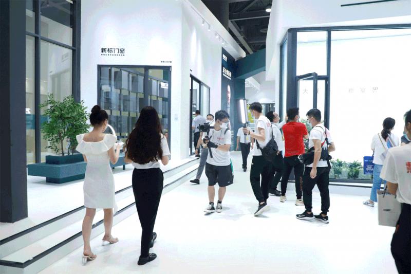 現(xiàn)場直擊|新標(biāo)門窗閃耀亮相廣州定制家居展，首日盛況盡顯標(biāo)桿風(fēng)范！