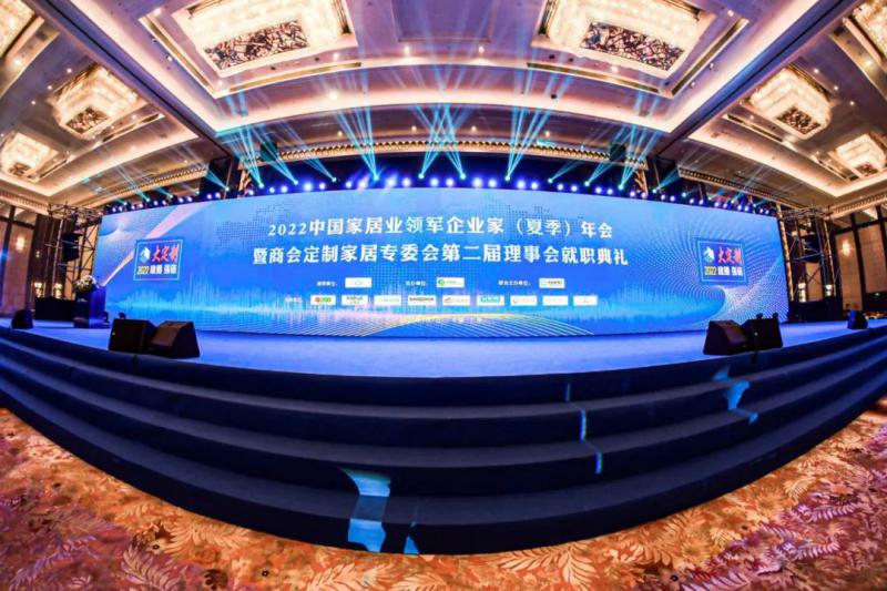 實力見證！新標(biāo)門窗攬獲行業(yè)雙項重磅榮譽，成為全場焦點！